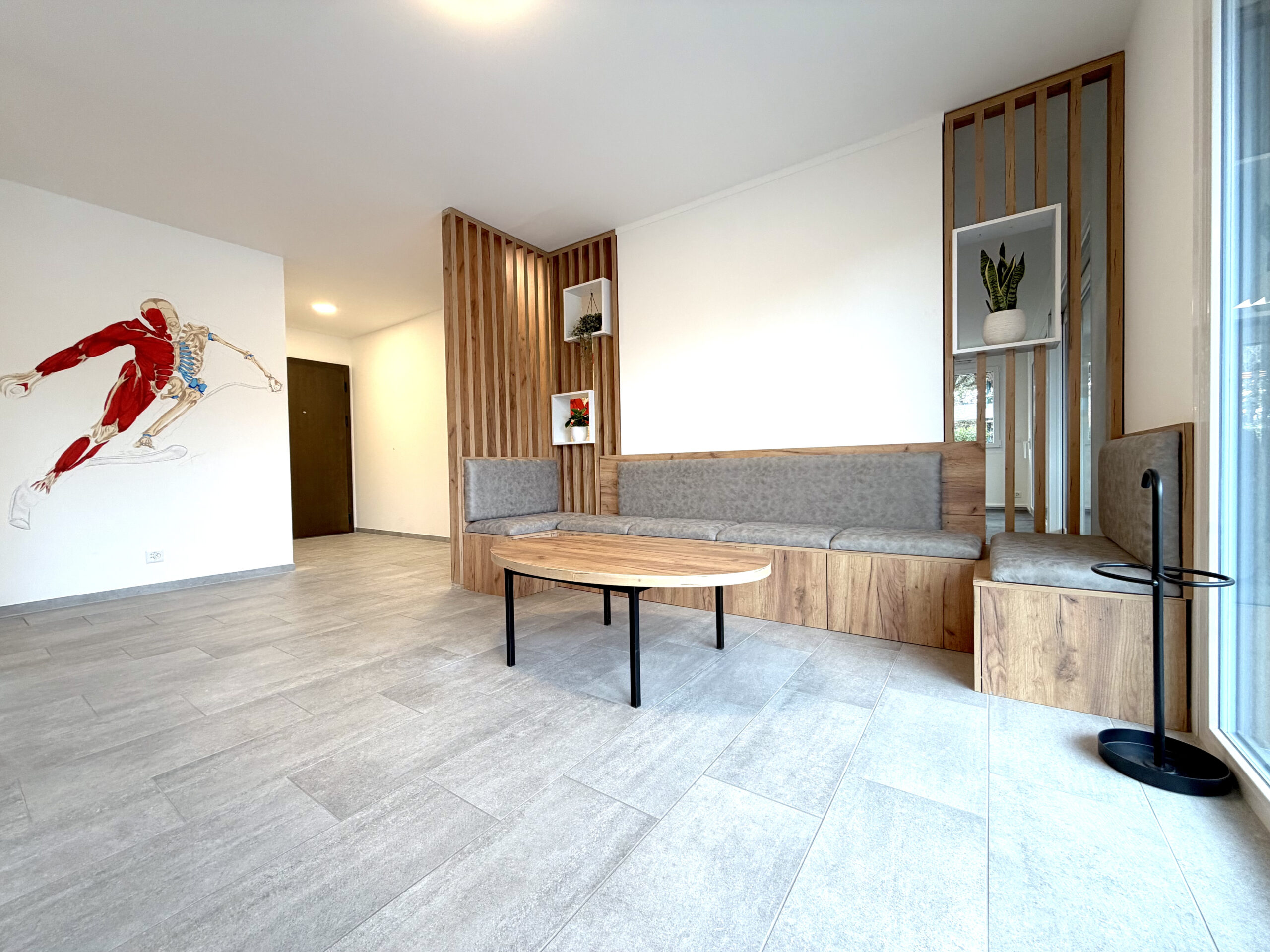 Salle d’accueil du cabinet de physiothérapie SwissCab Physio à Saint-Sulpice, espace moderne et chaleureux