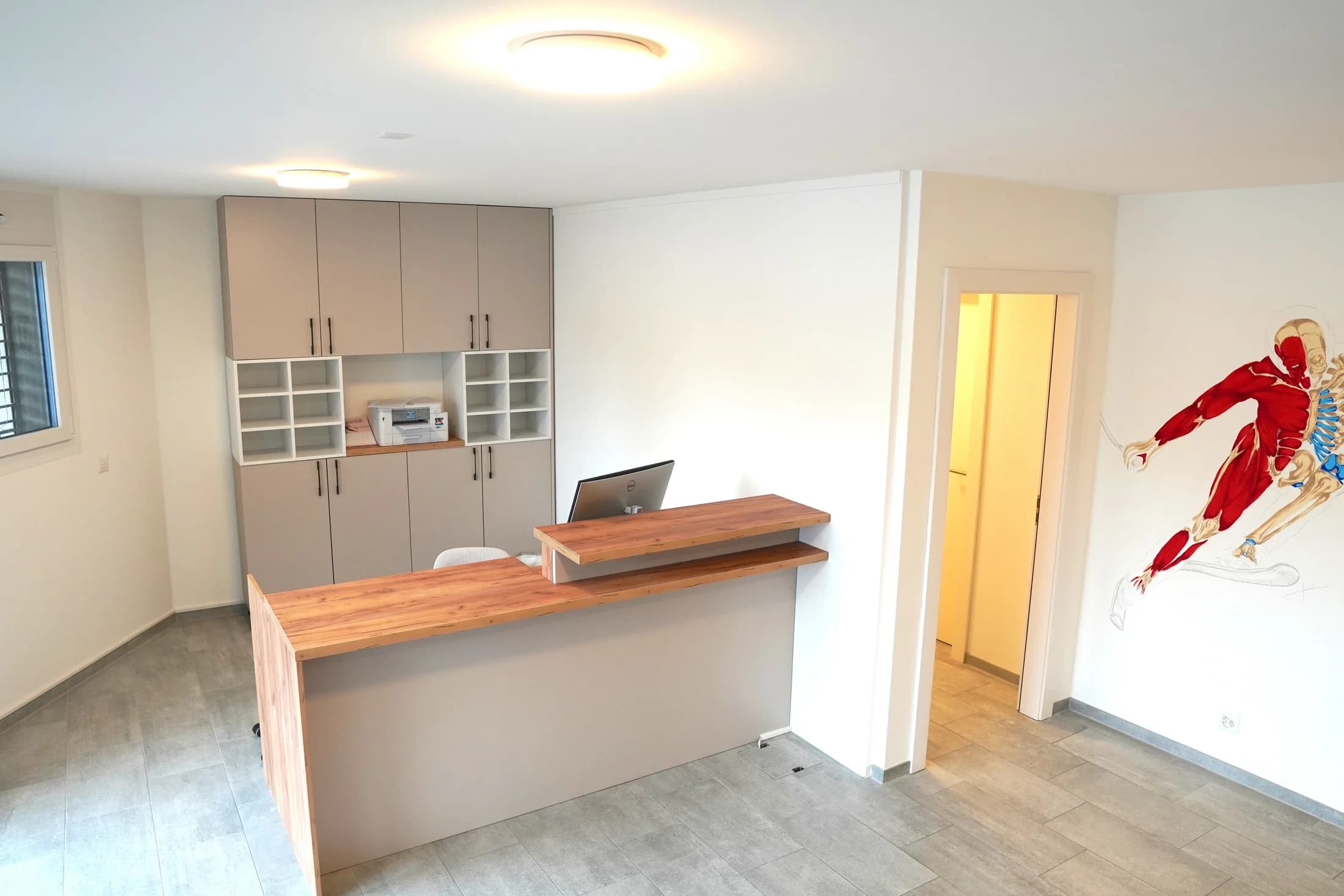 Comptoir d’accueil en bois du cabinet de physiothérapie SwissCab Physio à Saint-Sulpice