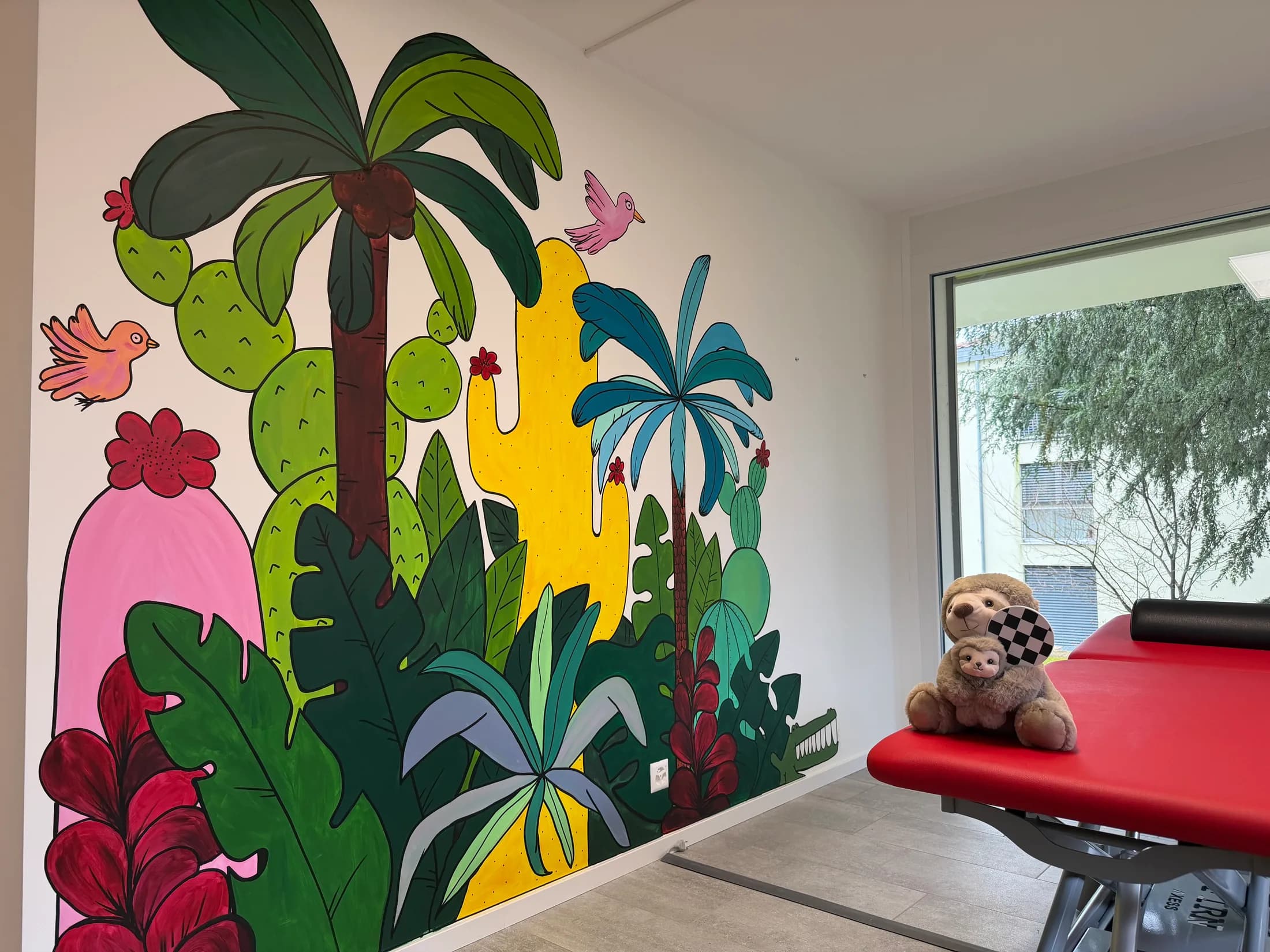 Fresque tropicale peinte dans la salle de physiothérapie pédiatrique du cabinet